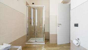 Douche, sèche-cheveux, bidet, serviettes fournies