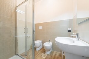 Bruser, hårtørrer, bidet, håndklæder