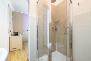 Douche, séchoir à cheveux, bidet, serviettes fournies