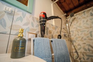 公寓 | 浴室 | 淋浴設備、風筒、提供毛巾、洗頭水