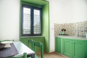 Apartment | Private kitchen | Fridge, microwave, stovetop, cookware/dishes/utensils - A Casa Di Gio' (Andretta)