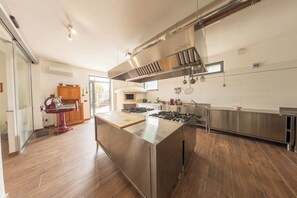 Huvila | Yksityinen keittiö | Jääkaappi, uuni, liesi, astianpesukone