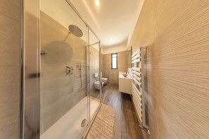 Villa | Bathroom | Towels -  Ville Petrara: Villa con Piscina e Spa nei Vigneti (San Mango sul Calore)