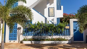 Un edificio blanco con detalles azules y un letrero que dice "Vila Maria".