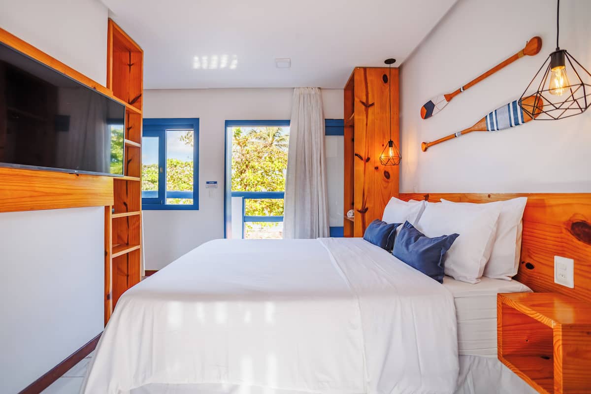 Quarto casal superior, 1 cama Queen, sacada | Cofres nos quartos, cortinas blackout, Wi-Fi de cortesia