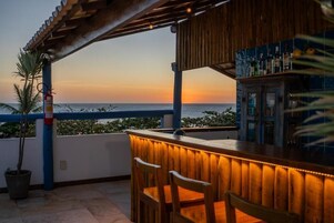 Bar junto a la piscina