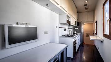 Frigorifero, microonde, forno, piano cottura