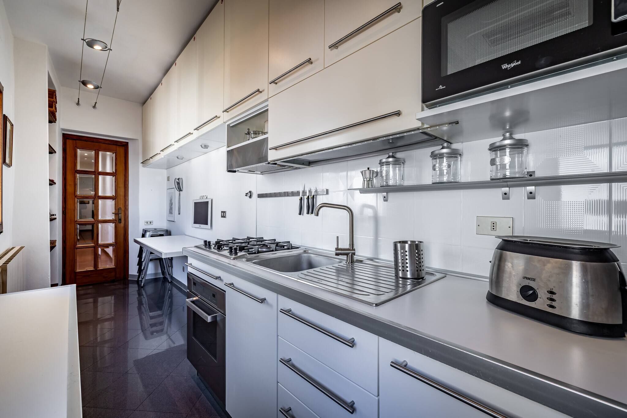 Frigorifero, microonde, forno, piano cottura