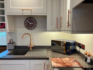 Kühlschrank, Mikrowelle, Ofen, Herdplatte