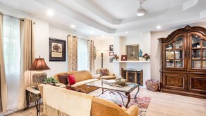 Smart TV, chimenea y libros 