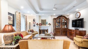 Smart TV, chimenea y libros 