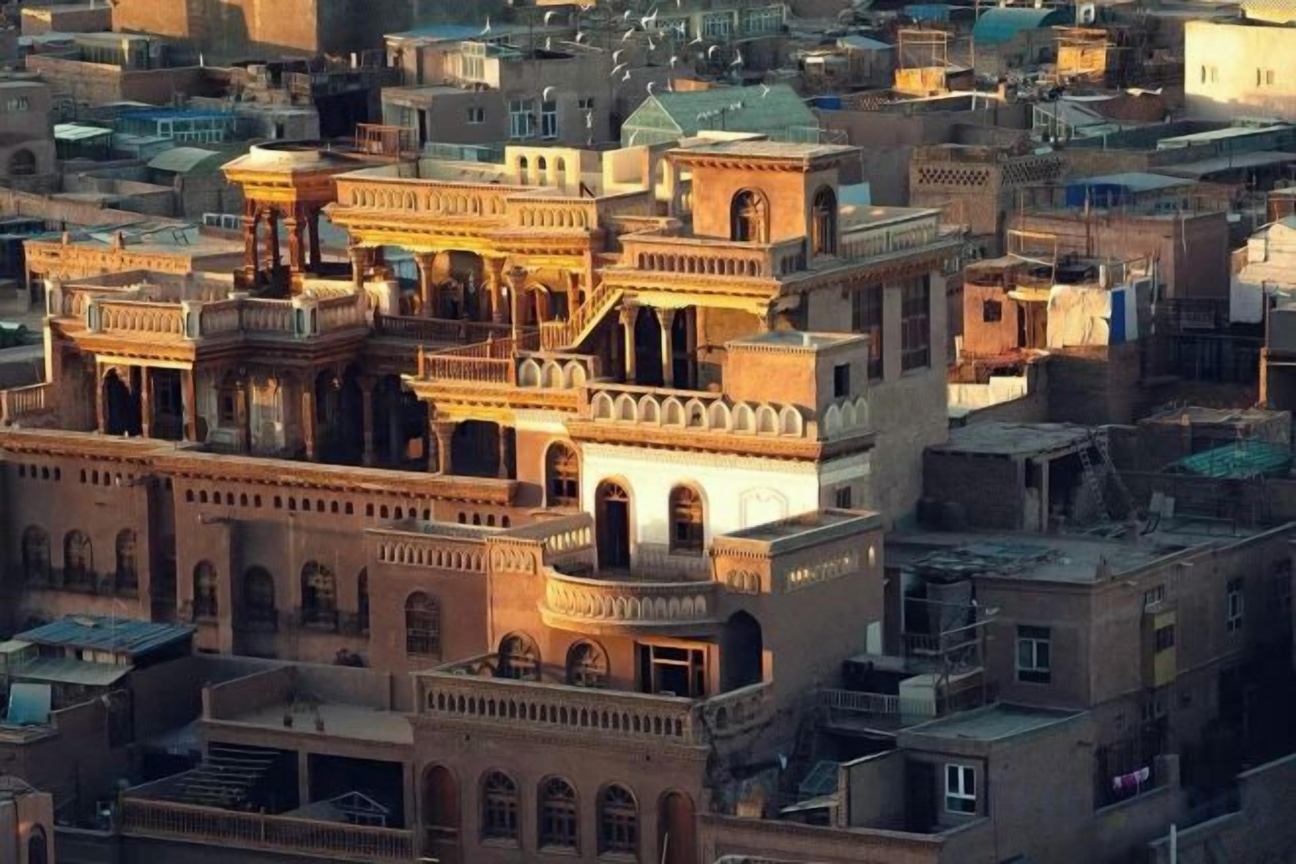 Une zone urbaine densément peuplée, caractérisée par une architecture traditionnelle, avec des immeubles à plusieurs étages dotés de balcons et de fenêtres en arc de cercle.
