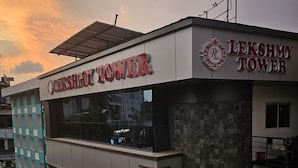 Un edificio con un cartel que dice "LEKSHMY TOWER".
