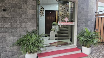 Vista frontal de la propiedad