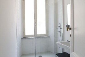 Dusche, Haartrockner, Bidet