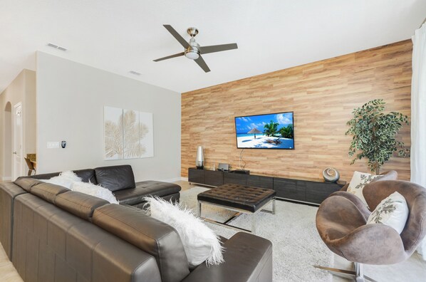 Living area - Spacious 6-bedroom house in lovely Kissimmee with AC, WiFi (Kissimmee)