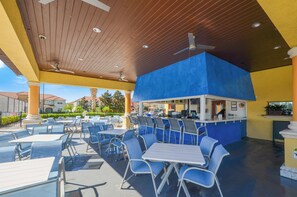 Outdoor dining - Spacious 6-bedroom house in lovely Kissimmee with AC, WiFi (Kissimmee)