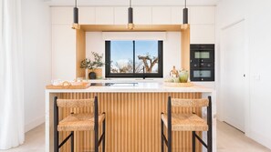 冷蔵庫、電子レンジ、オーブン、コンロ