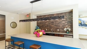 Unclassified image, 4 of 25, button - 1-bedroom with Pool, Balcony, fitness room,WiFi, free parking in Houston Midtown (Houston)