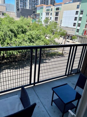 Property grounds - 1-bedroom with Pool, Balcony, fitness room,WiFi, free parking in Houston Midtown (Houston)