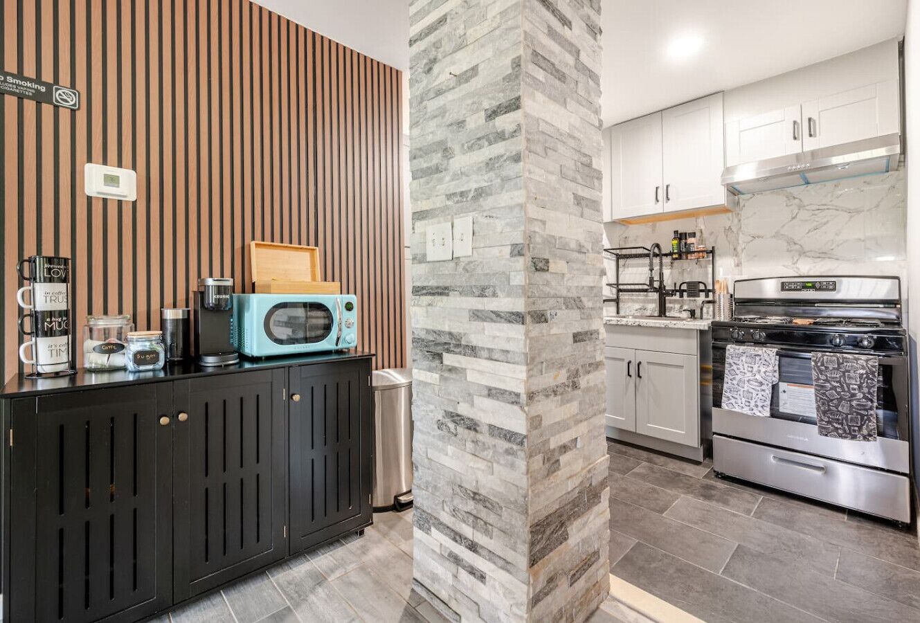 Kühlschrank, Ofen, Herdplatte, Wasserkocher mit Kaffee-/Teezubehör