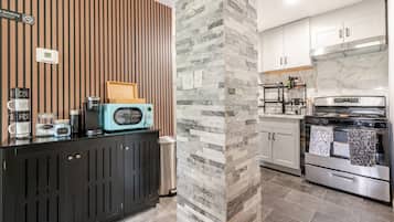 Fridge, oven, stovetop, coffee/tea maker