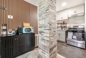 Fridge, oven, stovetop, coffee/tea maker