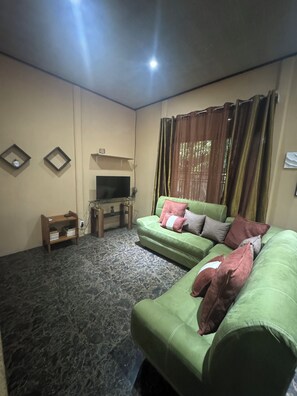 Living area - Charming 2-bedroom apartment in fabulous Puerto Viejo with AC, WiFi (Puerto viejo)