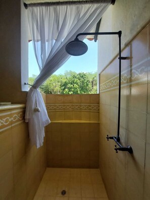 Ducha, toallas, jabón y papel higiénico