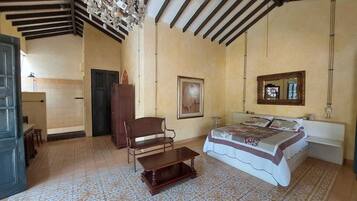 4 bedrooms, desk, WiFi, bed sheets