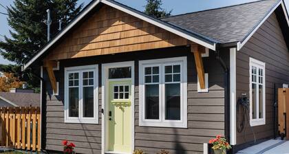 Brass Apple Cottage | Stylish, New, A/C, Wi-Fi, EV Charger & more