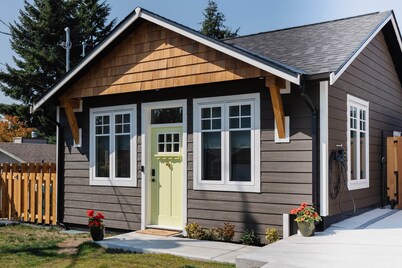 Brass Apple Cottage | Stylish, New, A/C, Wi-Fi, EV Charger & more