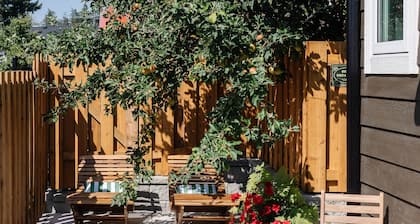 Brass Apple Cottage | Stylish, New, A/C & Wi-Fi