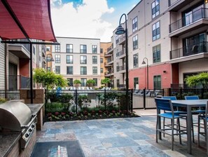 Outdoor dining - The Zen Den: Pool & Gym Included 27 (Birmingham)