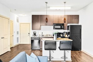 Fridge, microwave, oven, coffee/tea maker - The Zen Den: Pool & Gym Included 27 (Birmingham)