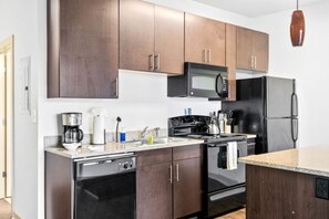 Køleskab, mikrobølgeovn, ovn, kaffe-/temaskine