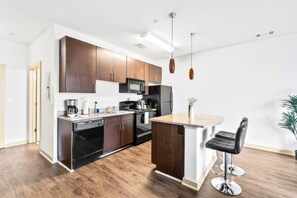 Réfrigérateur, micro-ondes, four, cafetière/bouilloire