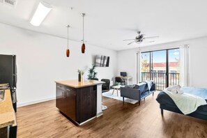 Escritorio, cuna de viaje y wifi