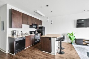 Kühlschrank, Mikrowelle, Ofen, Wasserkocher mit Kaffee-/Teezubehör