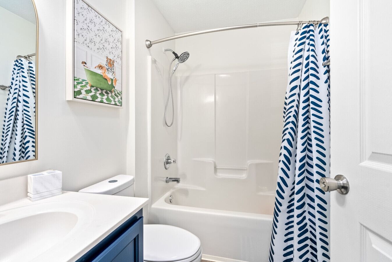 Ein Badezimmer mit Badewanne, Toilette und Waschbecken.