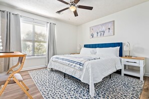 4 habitaciones, escritorio y tabla de planchar con plancha 