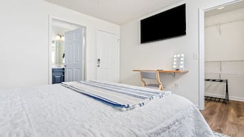 4 bedrooms, desk, iron/ironing board, travel crib