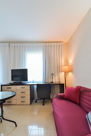 Living area - Queen suite - Berrini (Cidade Monções São Paulo)