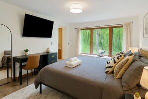 4 chambres, bureau, fer et planche à repasser, lit parapluie