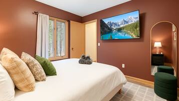 4 chambres, bureau, fer et planche à repasser, lit de bébé portatif