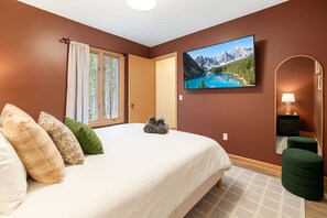 4 soverom, skrivebord, strykejern/-brett og reiseseng for barn