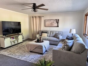 Smart TV, table football, ping pong, books - Enjoy beautiful sunsets year round from this spacious 3 BR home on Lake Orono. (Elk River)