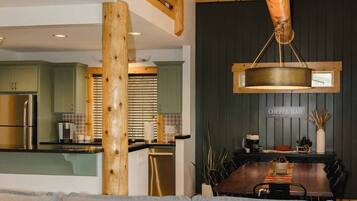 TV connectée, jeux vidéo, baby-foot, table de tennis de table