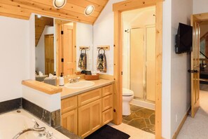 Hair dryer, towels, soap, shampoo - Luxury Chalet + Arcade  3BRD Dogs OK (Redmond)