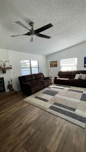 Smart TV, DVD player, printers - 3-Bedroom House with Lake View in Port Richey (Port Richey)